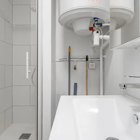 Studio Confortable Avec Parking Gratuit Dans La Rue - Quelques Pas De La Gare, Cuisine, Wifi דירה