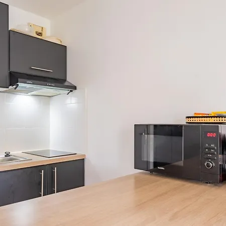 Studio Confortable Avec Parking Gratuit Dans La Rue - Quelques Pas De La Gare, Cuisine, Wifi * אראס