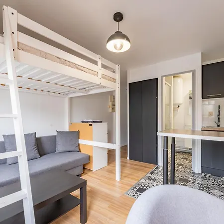 Studio Confortable Avec Parking Gratuit Dans La Rue - Quelques Pas De La Gare, Cuisine, Wifi דירה *