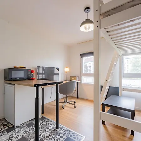 Studio Confortable Avec Parking Gratuit Dans La Rue - Quelques Pas De La Gare, Cuisine, Wifi *