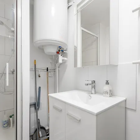 Studio Confortable Avec Parking Gratuit Dans La Rue - Quelques Pas De La Gare, Cuisine, Wifi *