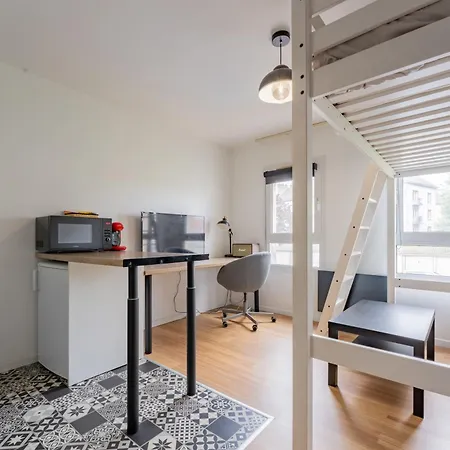 Studio Confortable Avec Parking Gratuit Dans La Rue - Quelques Pas De La Gare, Cuisine, Wifi *